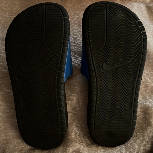 Nike Slides - Picture 2 of 3